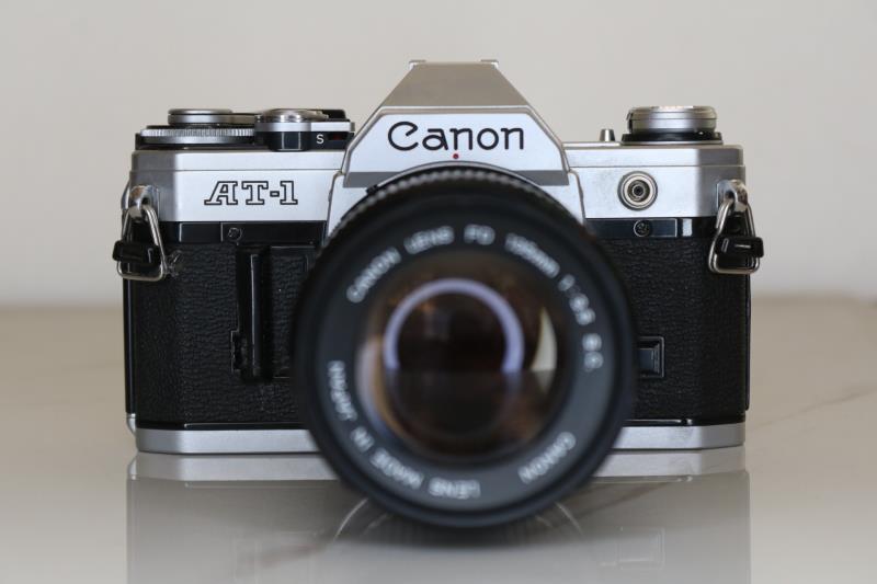 دوربین کانن مدل AE-1 همراه با لنز