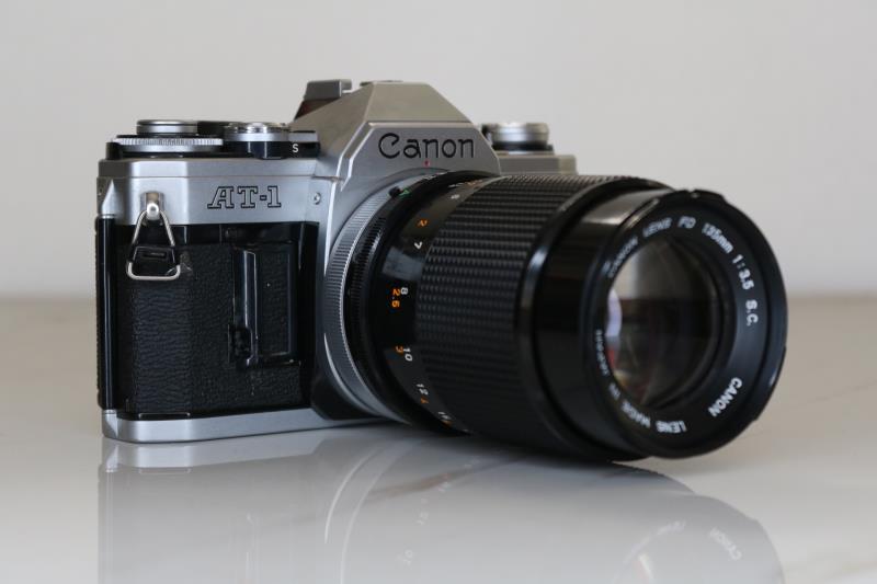 دوربین کانن مدل AE-1 همراه با لنز