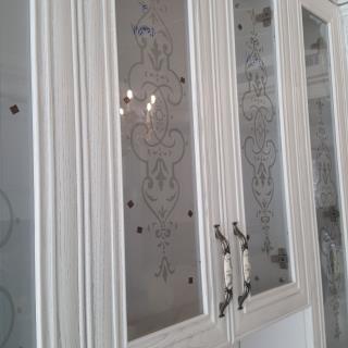 نصب واجرای شیشه های طرح دار