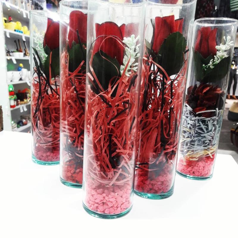 گل رز قرمز با ظرف شیشه ای