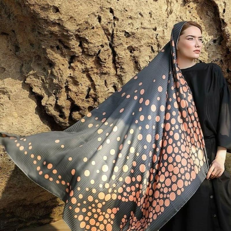 روسری ابریشم دست دوز،زمینه مشکی ،رنگ بندی قیمت ویژه روز زن