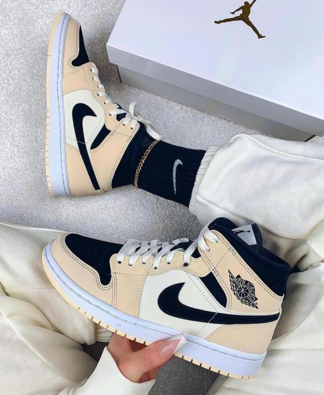 کتونی مدل جردن1(Jordan 1 mid)