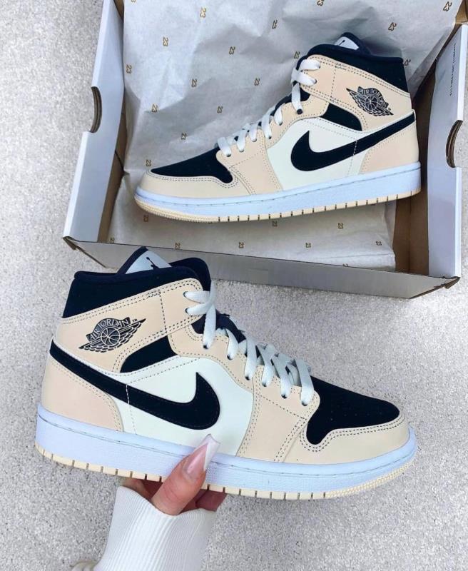 کتونی مدل جردن1(Jordan 1 mid)