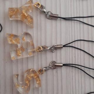 آویز گوشی ۳عددی رزینی ۳عددی مدل حروف انگلیسی