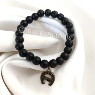 دستبند سنگ اونیکس با آویز نعل