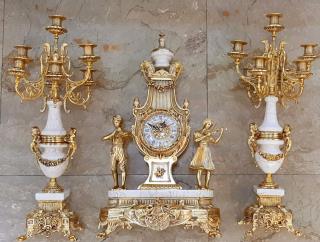 ساعت و شمعدان برنزی