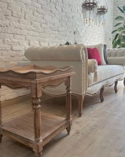 مدل کوئین فرانسوی پشت حصیر