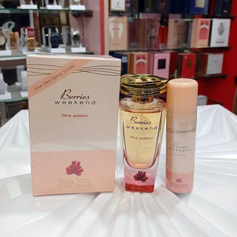 عطر ادکلن زنانه باربری ویکند فراگرنس ورد بهمراه اسپری رایگان