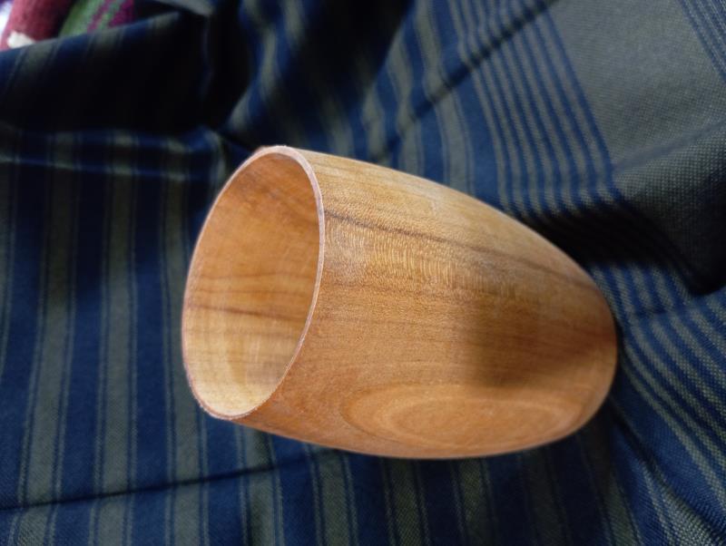 لیوان و وسایل چوبی