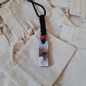 گردنبند چوب رزين