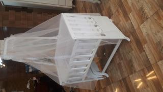 تخت کنار مادر