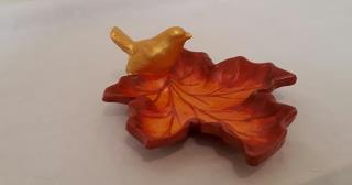 گنجشک و برگ پاییزی