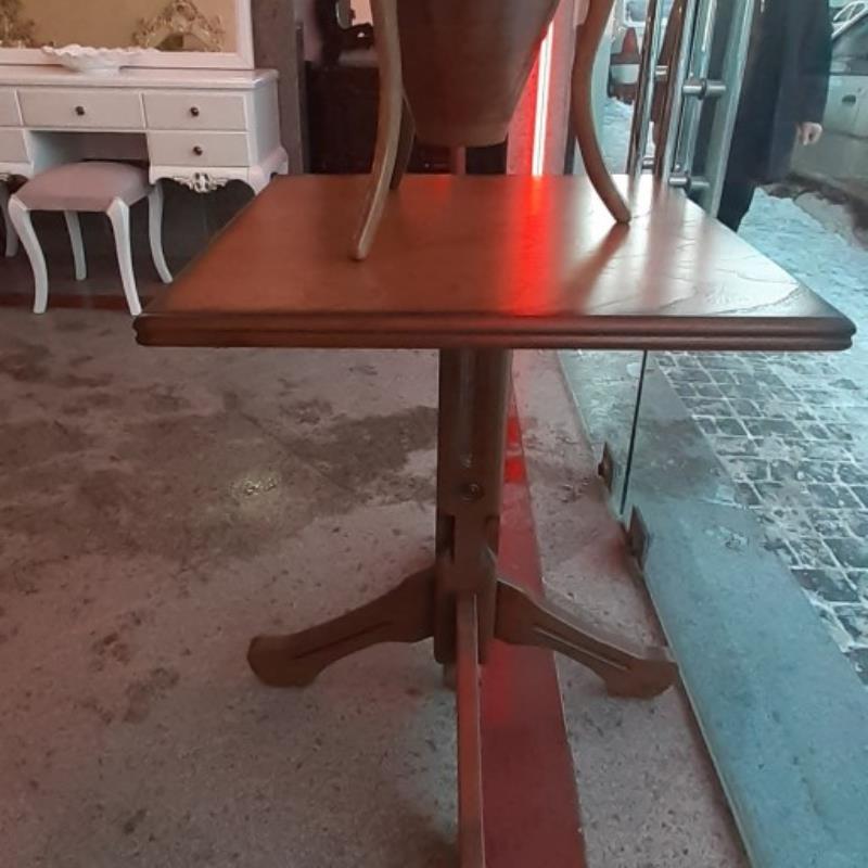 میز چوبی مربع